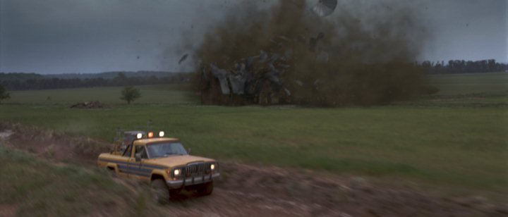 twister-movie-jan-de-bont-car-barn-destruction.jpg