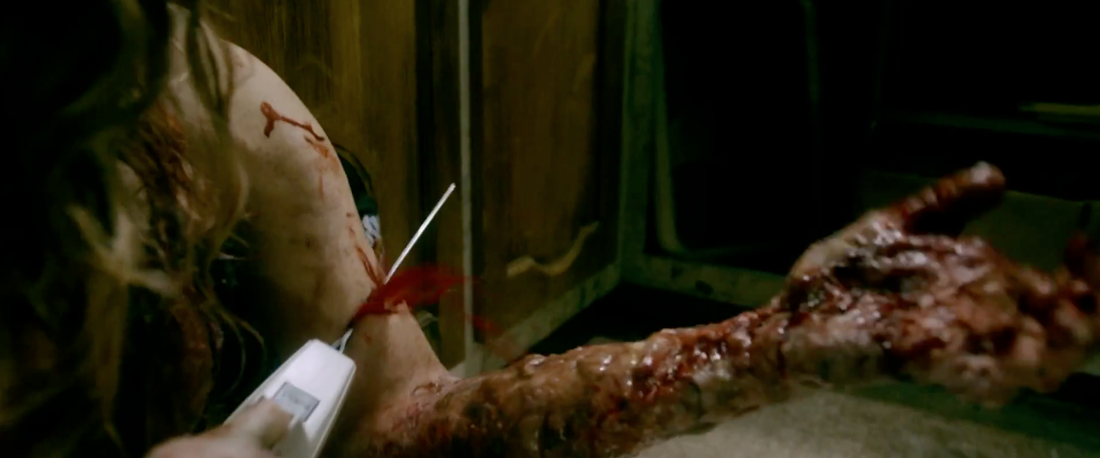 evil-dead-remake-2013-arm-cuttting-scene.png